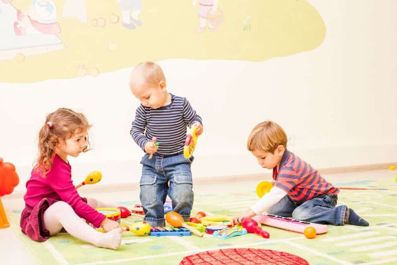 Müzikli oyuncaklarla oynayan küçük çocuklar