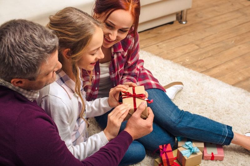 Anne ve baba preteen kızına hediyeler veriyor