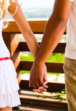 Elini sık sık tut çünkü bu onun kalbini tutmanın romantik bir yolu.