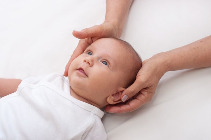 Бебето клати глава от едната до другата страна (Причини и средства за отстраняване)