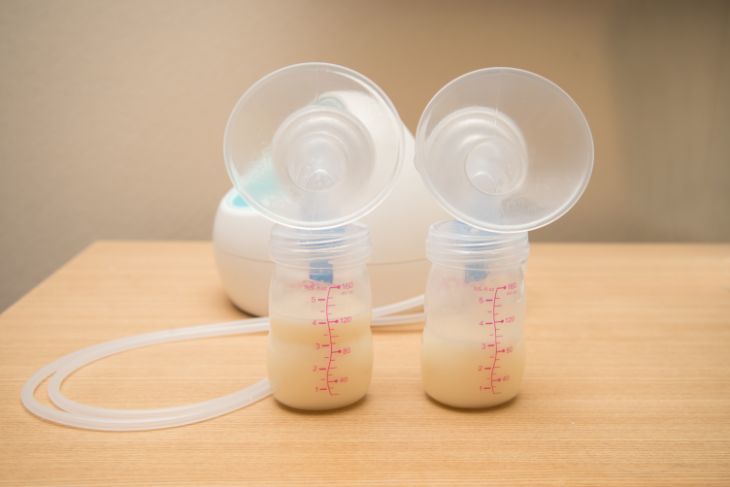 Spectra breast pump na nakatayo sa mesa