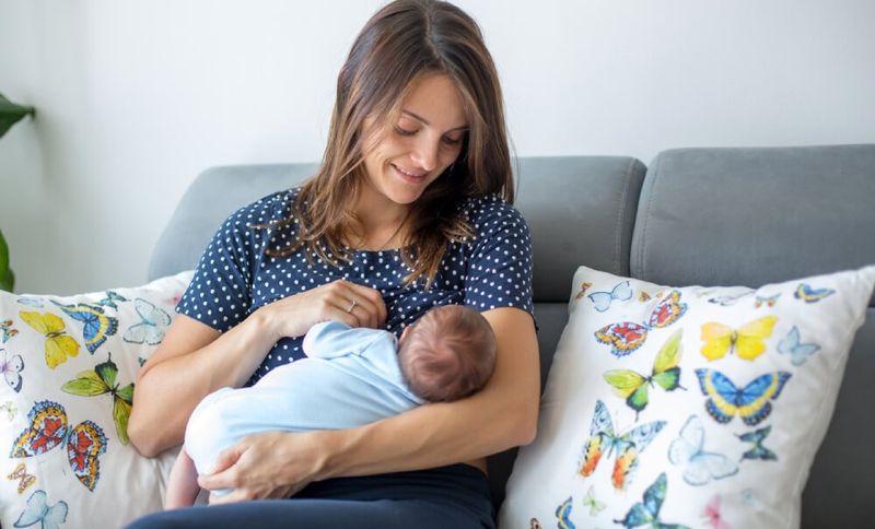 Nybliven mamma som ammar sitt barn